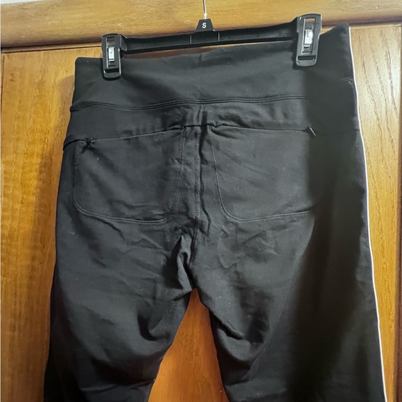 Athleta black leggings size Large w/ 2 back zip pockets - Picture 3 of 4